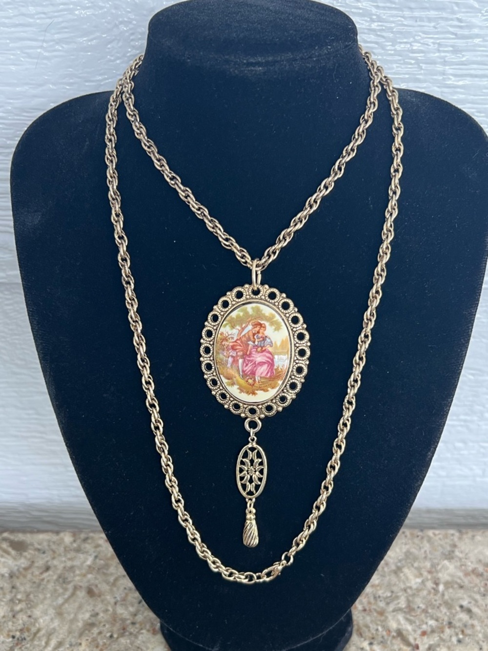 Vintage Romantic Victorian Fragonard Cameo Filagree Gold Tone Pendant Necklace